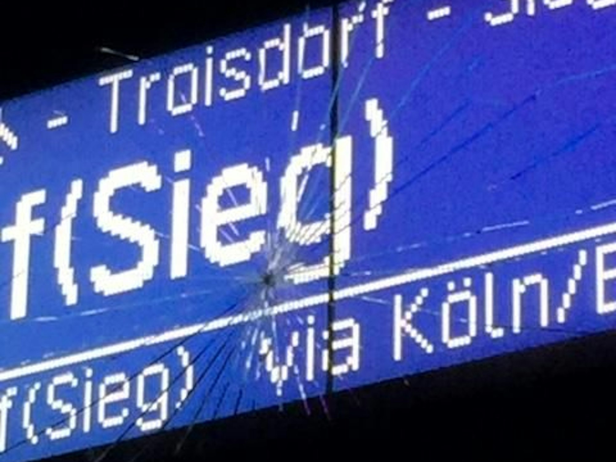 Vandalismus an S-Bahn-Haltestelle Frankfurter Straße in Köln - Foto von der Bundespolizeiinspektion Köln via ots am 25. Oktober 2021 zur Verfügung gestellt.