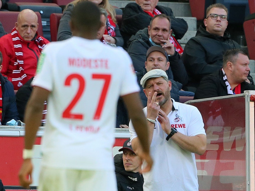 Steffen Baumgart kommuniziert mit Anthony Modeste beim Spiel 1. FC Köln gegen Bayer Leverkusen.