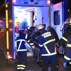 Zwei junge Leute sind in Hamburg von einem Balkon gestürzt. Die Frau erlitt dabei schwere Verletzungen. Unser undatiertes Symbolfoto zeigt die Hamburger Feuerwehr bei einem Einsatz am S-Bahnhof Sternschanze.