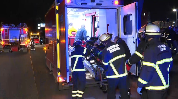 Zwei junge Leute sind in Hamburg von einem Balkon gestürzt. Die Frau erlitt dabei schwere Verletzungen. Unser undatiertes Symbolfoto zeigt die Hamburger Feuerwehr bei einem Einsatz am S-Bahnhof Sternschanze.