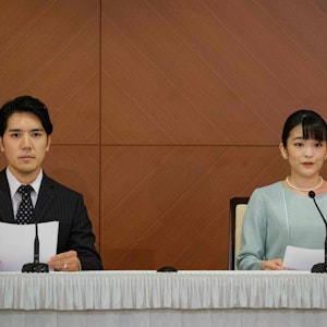 Prinzessin Mako und ihr Ehemann Kei Komuro verkünden am 26. Oktober 2021 ihre Ehe auf einer Pressekonferenz.