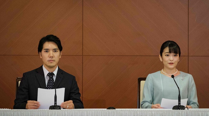 Prinzessin Mako und ihr Ehemann Kei Komuro verkünden am 26. Oktober 2021 ihre Ehe auf einer Pressekonferenz.