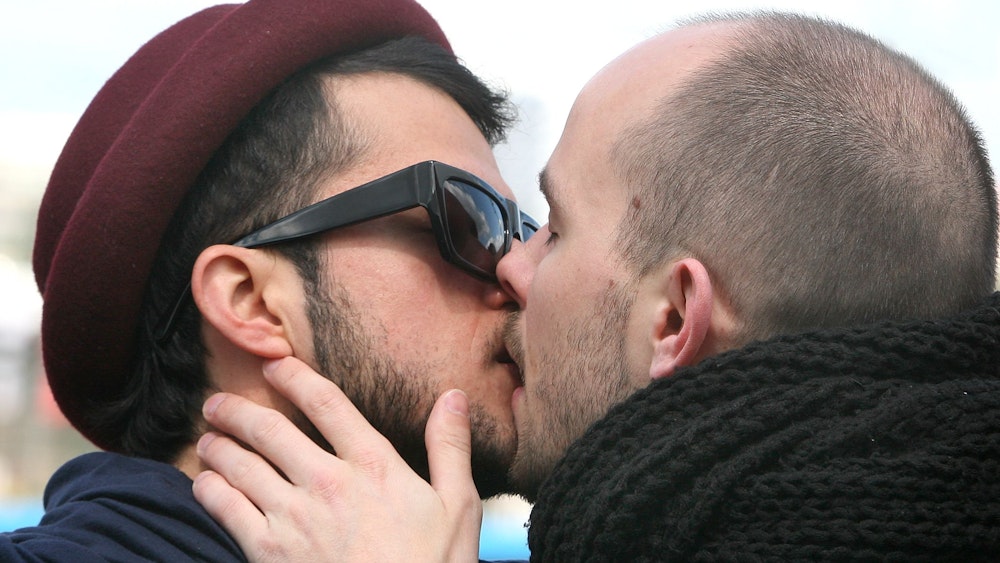 Zwei Männer küssen sich 2012 in Berlin beim öffentlichen „Kiss-In“ des schwulen Anti-Gewalt-Projektes Maneo.