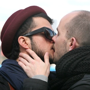 Zwei Männer küssen sich 2012 in Berlin beim öffentlichen „Kiss-In“ des schwulen Anti-Gewalt-Projektes Maneo.