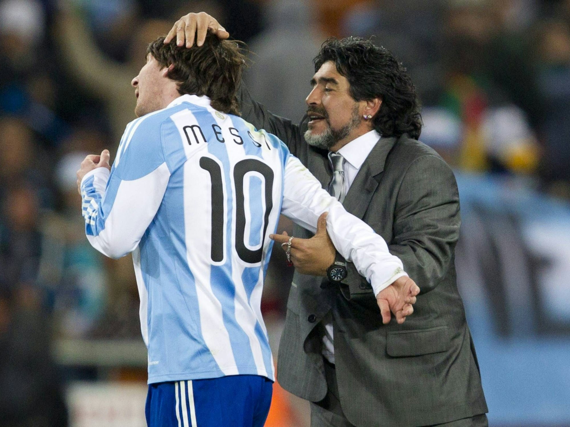 Diego Maradona streichelt Lionel Messi durchs Haar.