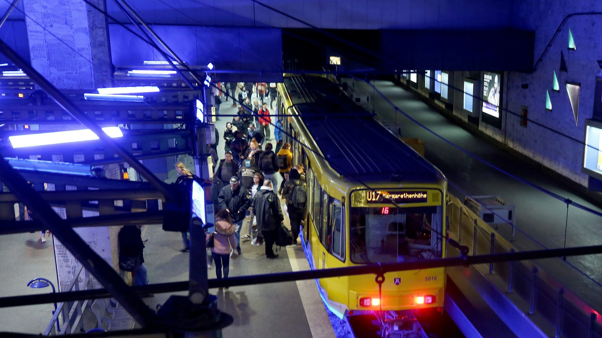 Menschen steigen in eine U-Bahn unter dem Essener Hauptbahnhof.
