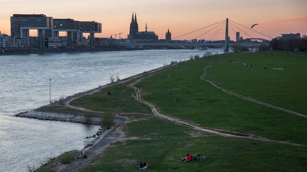 Abendstimmung auf den Poller Wiesen in Köln am 1. April 2021.