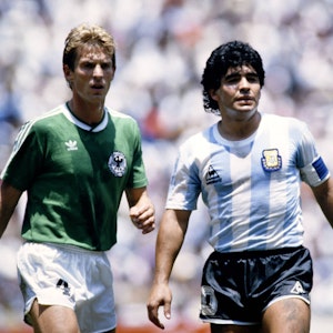 Links Karlheinz Förster im grünen Deutschland-Trikot, rechts Diego Armando Maradona in blau-weiß gestreiften Argentinien-Trikot.