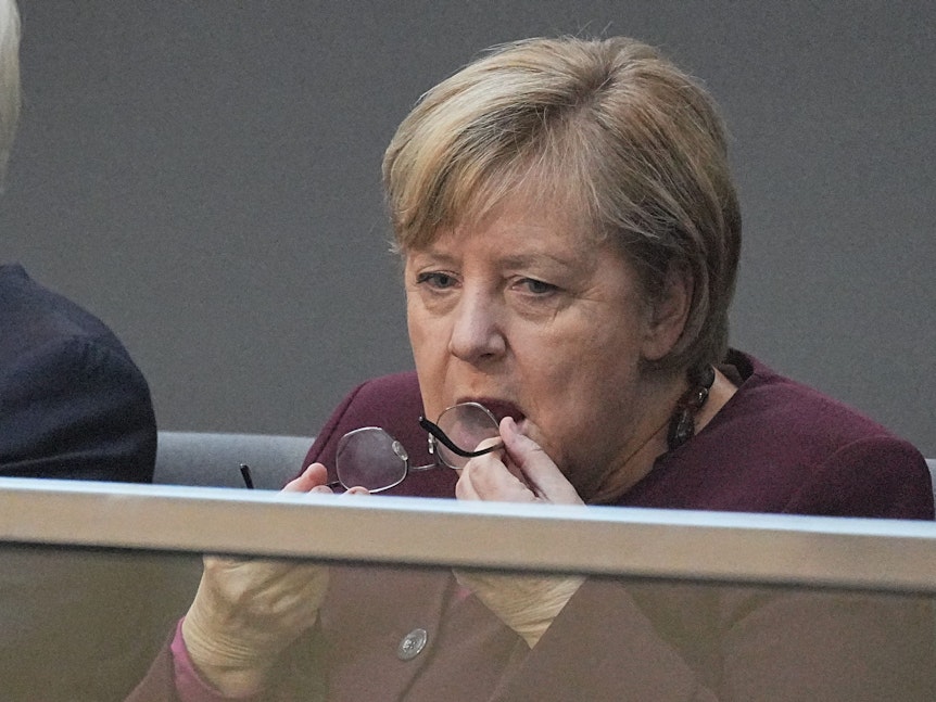 Angela Merkel holte bei der konstituierenden Sitzung plötzlich ihre Brille raus.