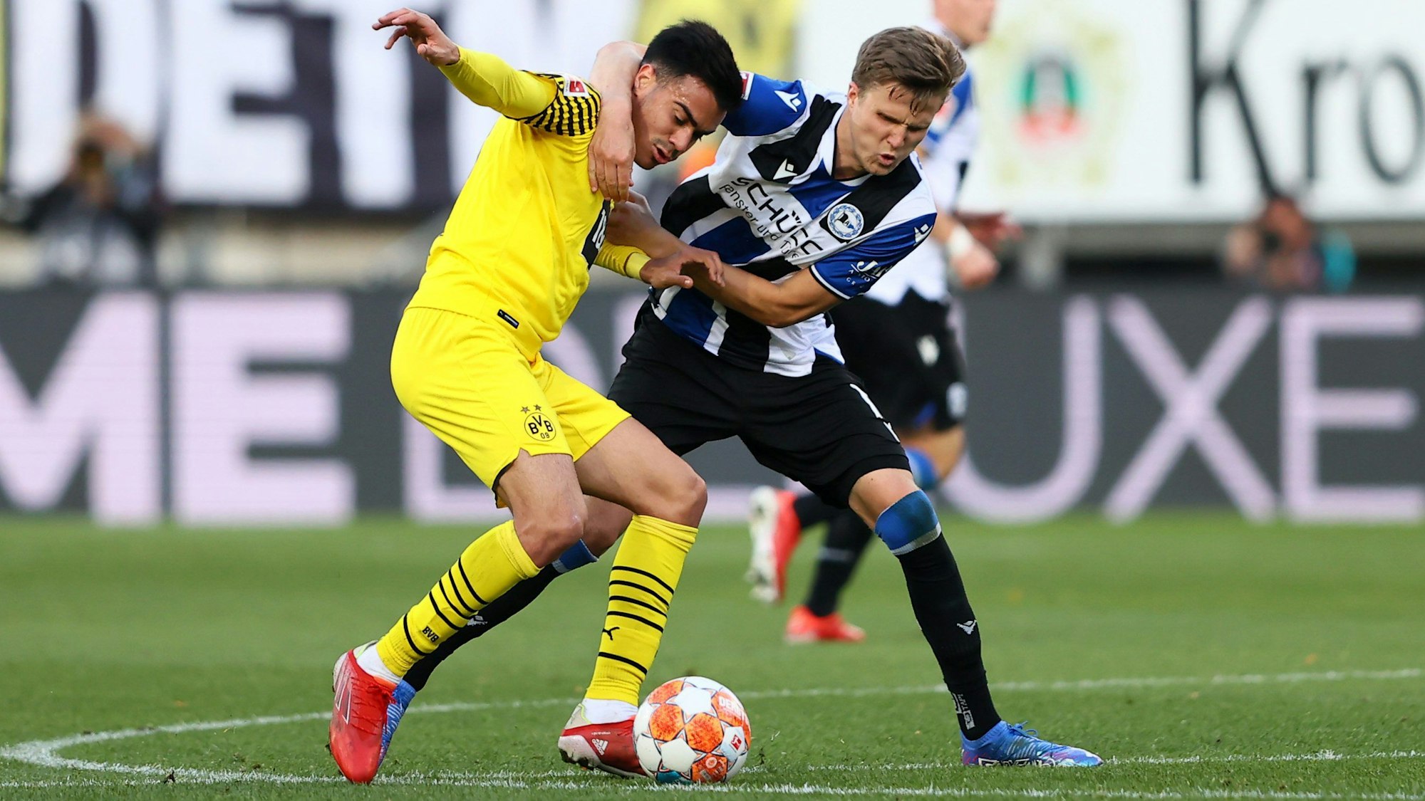 Reinier von Borussia Dortmund im Zweikampf mit Fabian Kunze von Arminia Bielefeld.