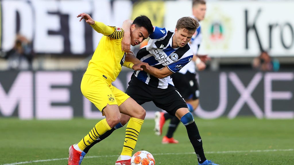 Reinier von Borussia Dortmund im Zweikampf mit Fabian Kunze von Arminia Bielefeld.