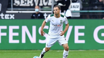 Gladbach-Verteidiger Tony Jantschke am Ball beim Bundesliga-Spiel gegen Borussia Dortmund am 25. Juni 2021 im Borussia-Park.