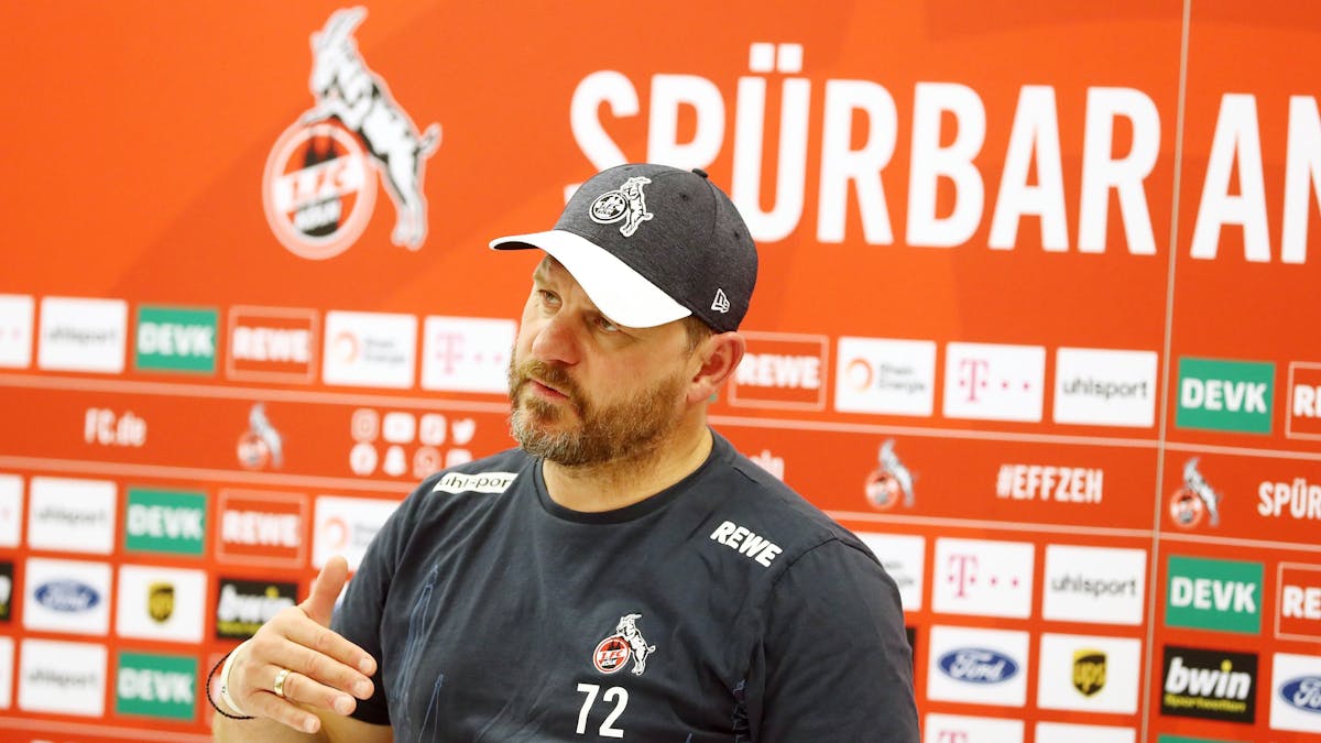 Steffen Baumgart bei einer Pressekonferenz des 1. FC Köln