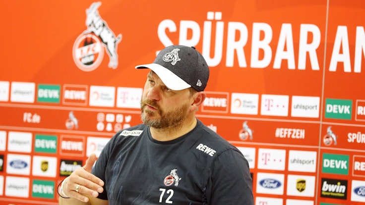 Steffen Baumgart bei einer Pressekonferenz des 1. FC Köln