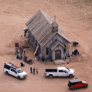 Bei den Dreharbeiten zum Western „Rust“ auf der Bonanza Creek Ranch in Santa Fe kam es am 21. Oktober 2021 zu einem tödlichen Unfall.