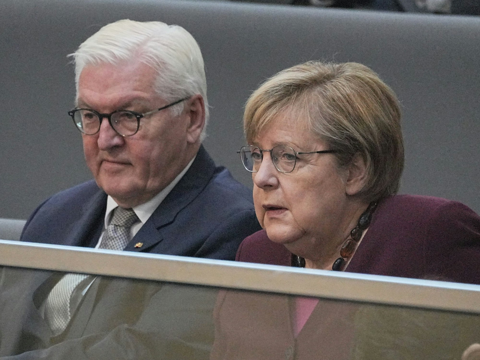 Angela Merkel (mit Brille) am 26.10.2021 neben Bundespräsident Frank-Walter Steinmeier (wie immer mit Brille).