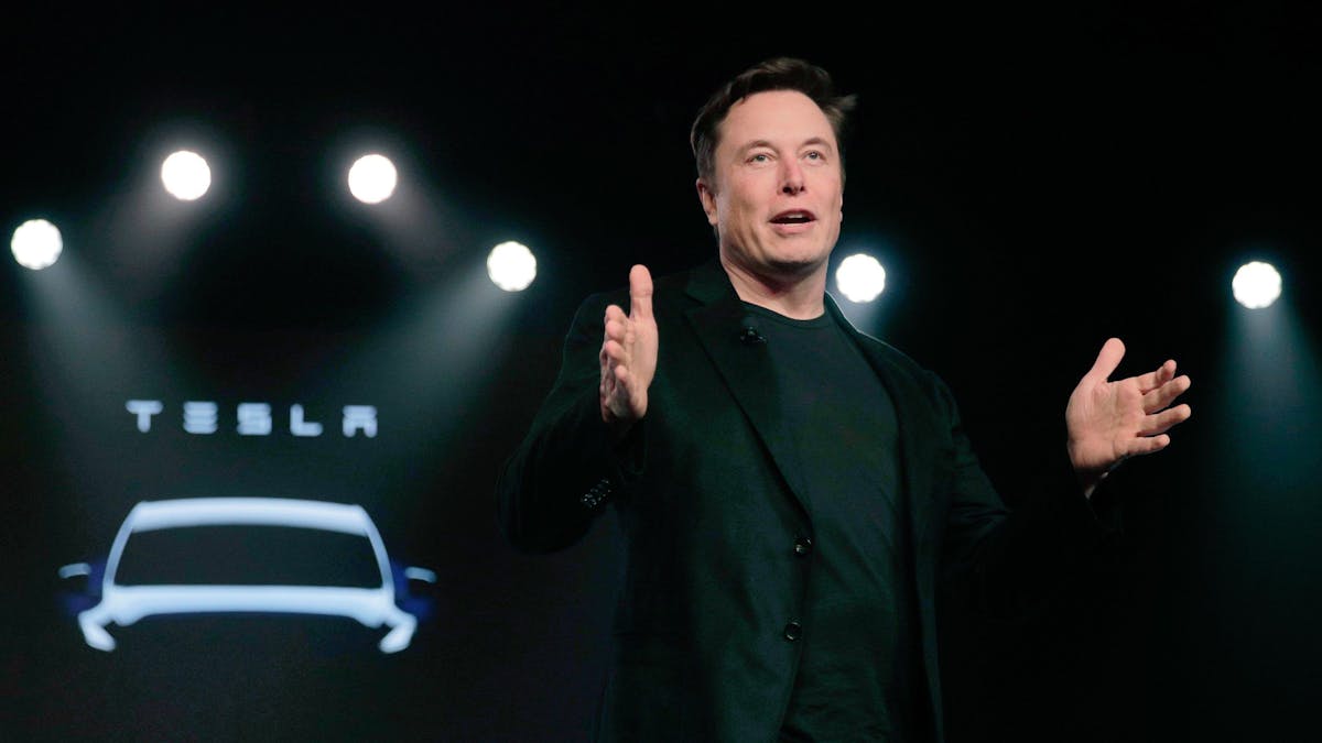 Tesla befindet sich momentan auf der Überholspur: Mit einer milliardenschweren Großbestellung des Autovermieters Hertz setzt der Konzern ein weiteres Ausrufezeichen. Auf dem Foto (aufgenommen am 14. März 2019) sieht man Teslas CEO Elon Musk, im Hintergrund das Tesla-Logo.