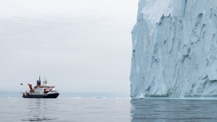 Der Pine-Island-Gletscher schmilzt mit alarmierender Geschwindigkeit und stellt somit eine enorme Bedrohung für die zu schnelle Erhöhung des Meeresspiegels dar. Auf dem Foto (aufgenommen am 19. Februar 2017) ist das deutsche Forschungsschiff „Polarstern“ zu sehen, welches in der Pine-Island-Bucht in der Westantarktis fährt.