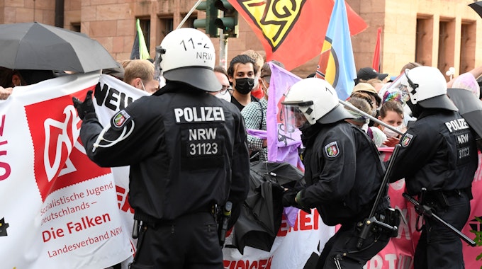 Polizisten kesseln einen Teil der Demonstranten, die gegen das geplante Versammlungsgesetz in Nordrhein-Westfalen protestieren, ein.