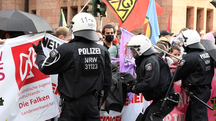 Polizisten kesseln einen Teil der Demonstranten, die gegen das geplante Versammlungsgesetz in Nordrhein-Westfalen protestieren, ein.