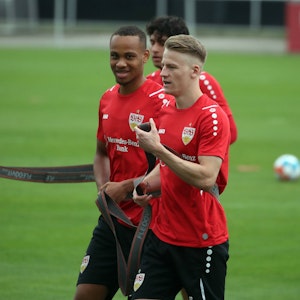Nikolas Nartey und Chris Führich gut gelaunt im Training des VfB Stuttgart.