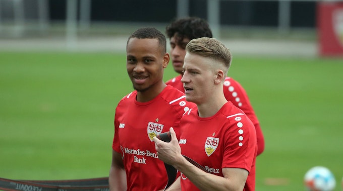 Nikolas Nartey und Chris Führich gut gelaunt im Training des VfB Stuttgart.