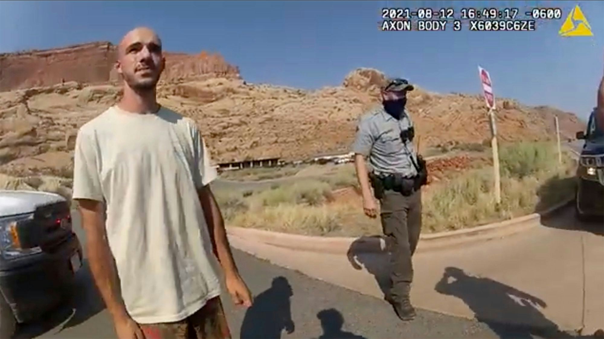 Dieses Archivfoto vom 12. August 2021 aus einem von der Polizei von Moab, Utah, zur Verfügung gestellten Video zeigt Brian Laundrie im Gespräch mit einem Polizeibeamten.