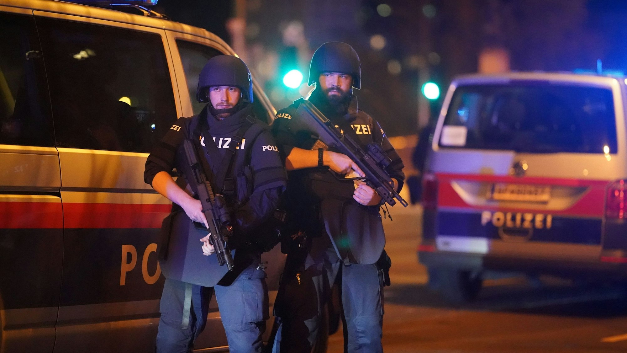 Einsatzkräfte der Polizei stehen im November 2020 am Schwedenplatz in Wien. In der Hauptstadt von Österreich ist es am Dienstag (26. Oktober) zu einer Messerattacke gekommen.