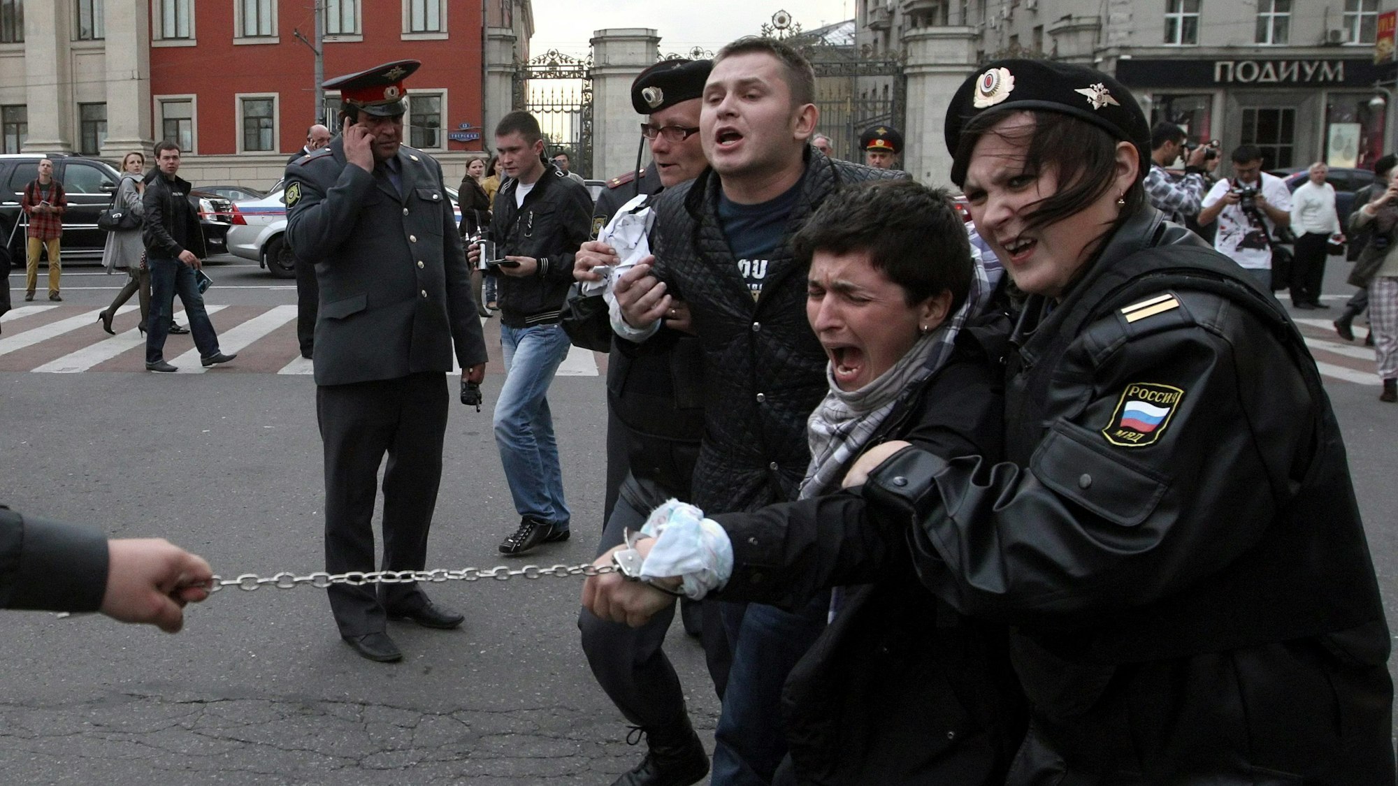 Moskau, Russland:Polizisten nehmen homosexuelle Aktivisten einer Gay-Pride-Veranstaltung fest.