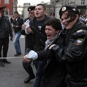 Moskau, Russland: Polizisten nehmen homosexuelle Aktivisten einer Gay-Pride-Veranstaltung fest.