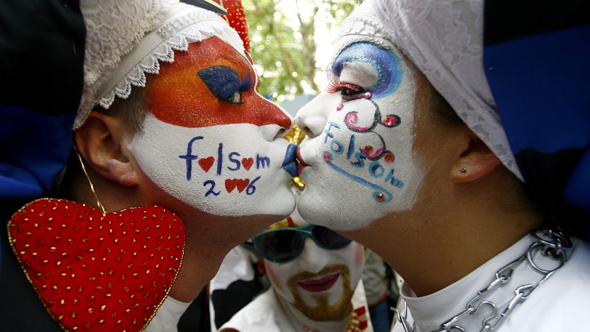Zwei Teilnehmer des „Folsom Europe“-Festivals in Berlin-Schöneberg küssen sich. Das Foto wurde 2006 aufgenommen.
