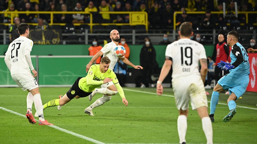 Dortmunds Stürmer Steffen Tigges köpft im DFB-Pokal gegen Ingolstadt aufs Tor.