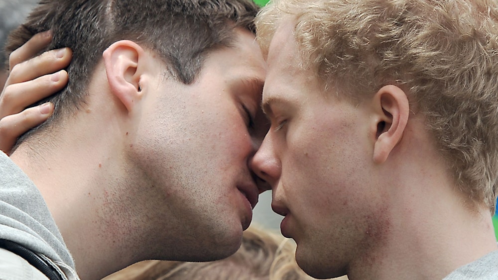 Ein schwules Paar küsst sich 2010 während Berlins 4. MANEO Kuss-Marathons.