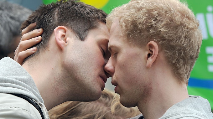 Ein schwules Paar küsst sich 2010 während Berlins 4. MANEO Kuss-Marathons.