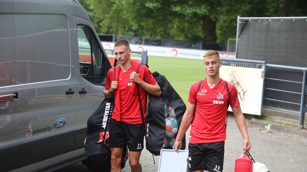 Marvin Obuz und Tim Lemperle schleppen Trainingsmaterialien – beim VfB Stuttgart werden sie hingegen versuchen, befreit aufzutreten.