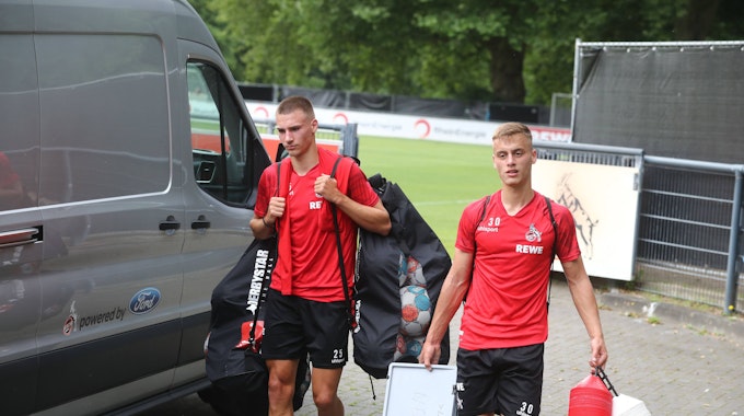 Marvin Obuz und Tim Lemperle schleppen Trainingsmaterialien – beim VfB Stuttgart werden sie hingegen versuchen, befreit aufzutreten.