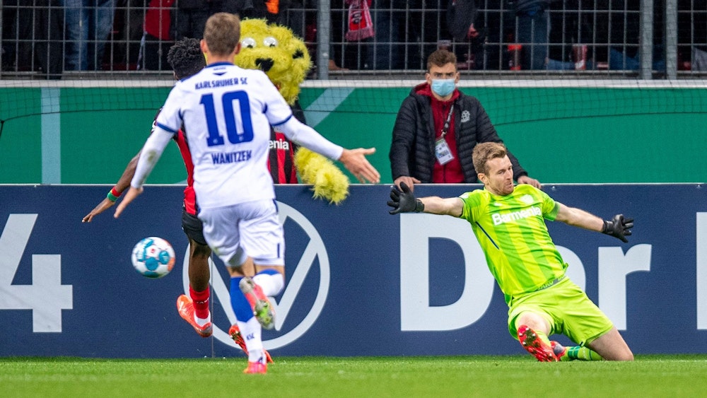 Leverkusens Torwart Lukas Hradecky kassiert das Tor zum 1:2.