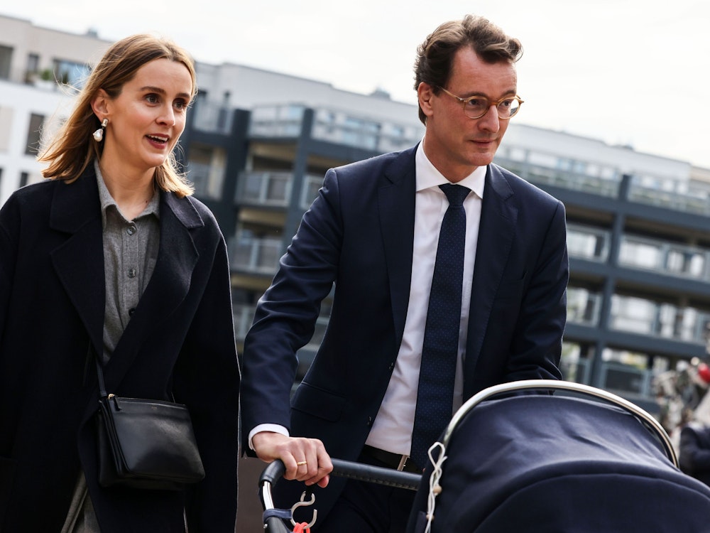 Hendrik Wüst kommt am Mittwoch (27. Oktober) mit Ehefrau Katharina und Tochter Philippa zum Landtag.