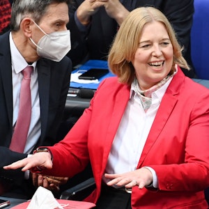 Bärbel Bas (SPD) freut sich über ihre Wahl zur Bundestagspräsidentin bei der konstituierenden Sitzung des neuen Bundestags.