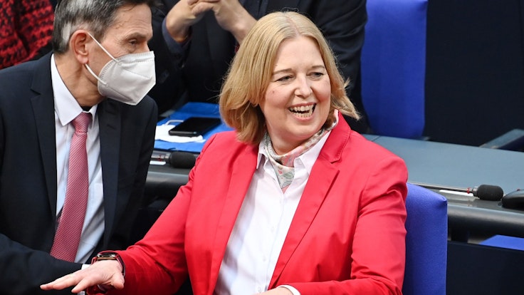Bärbel Bas (SPD) freut sich über ihre Wahl zur Bundestagspräsidentin bei der konstituierenden Sitzung des neuen Bundestags.