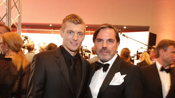 Toni Kroos posiert zusammen mit Volker Struth.