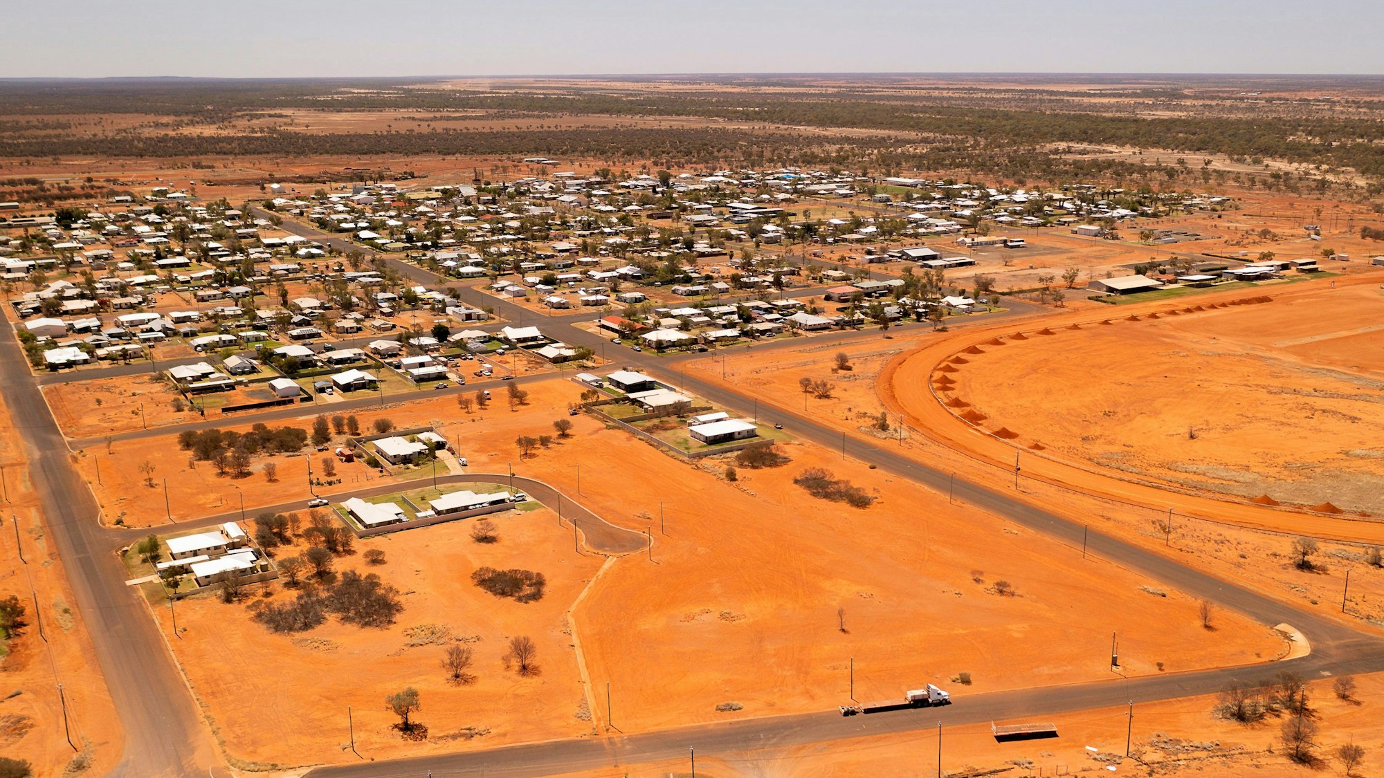 Australiens Dorf Quilpie stellt Gratis-Land zur Verfügung, um mehr Arbeitskräfte anzulocken. Mit der folgenden riesigen Anfragewelle hat keiner gerechnet. Auf dem Foto (aufgenommen am 2. Oktober 2021) sieht man das Outback-DorfQuilpie in Australien von oben.