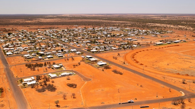 Australiens Dorf Quilpie stellt Gratis-Land zur Verfügung, um mehr Arbeitskräfte anzulocken. Mit der folgenden riesigen Anfragewelle hat keiner gerechnet. Auf dem Foto (aufgenommen am 2. Oktober 2021) sieht man das Outback-Dorf Quilpie in Australien von oben.