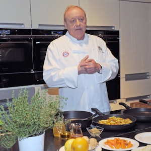 Sternekoch Alfons Schuhbeck kocht während eines Pressetermins für die neuen Folgen "Schuhbecks Küchenkabarett" in seiner Kochschule.