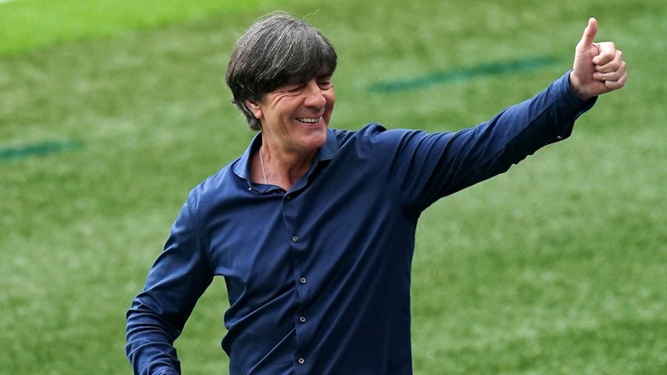Joachim Löw reckt beim Länderspiel mit Deutschland den Daumen nach oben.