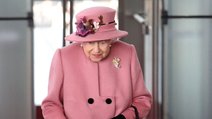 Königin Elizabeth II. am 14. Oktober 2021 bei einem Termin in Cardiff (Wales) geht an einem Stock. Jetzt hat sie aus gesundheitlichen Gründen die Teilnahme an der Weltklimakonferenz in Glasgow abgesagt.