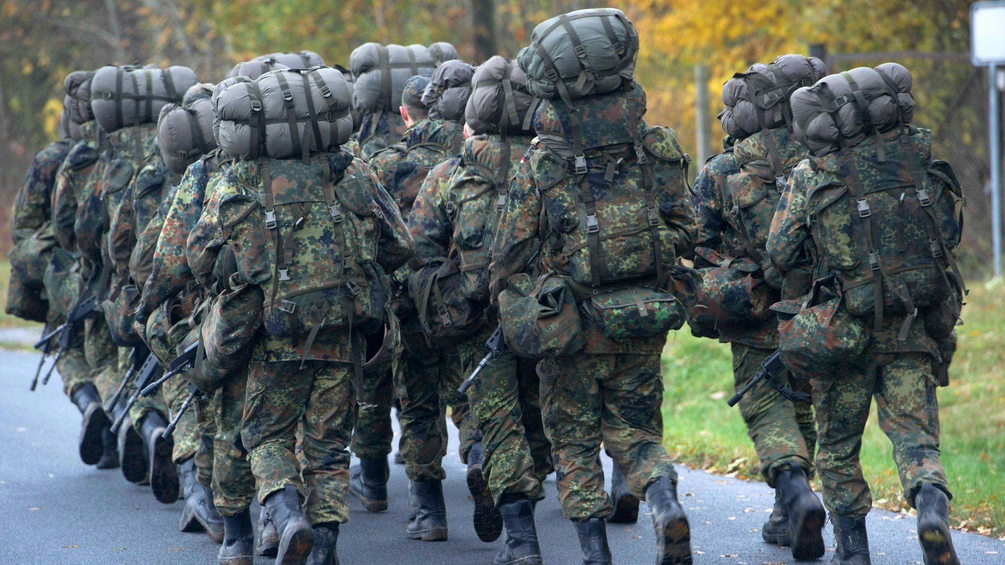 Soldaten in der Grundausbildung marschieren 2016 mit Gepäck.