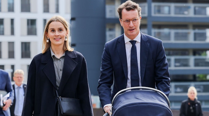 Hendrik Wüst (CDU), amtierender Landesverkehrsminister und Kandidat für den Posten des Ministerpräsidenten, kommt am 27. Oktober 2021 mit seiner Ehefrau Katharina und Tochter Philippa zum Landtag.