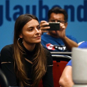 SophiaThomalla schaut beim Spiel von Alexander Zverev in Wien auf den Tennisplatz.