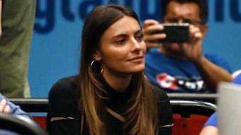 SophiaThomalla schaut beim Spiel von Alexander Zverev in Wien auf den Tennisplatz.